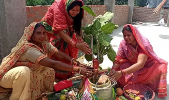 दाम्पत्य जीवनको सुखका लागि मिथिलाञ्चलका महिलाले 'बरसाइत' पर्व मनाउँदै